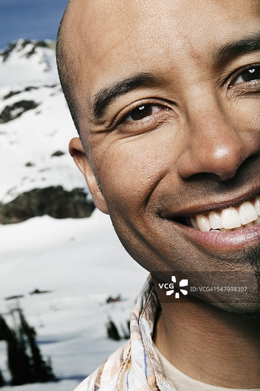 微笑的男人与群山图片素材