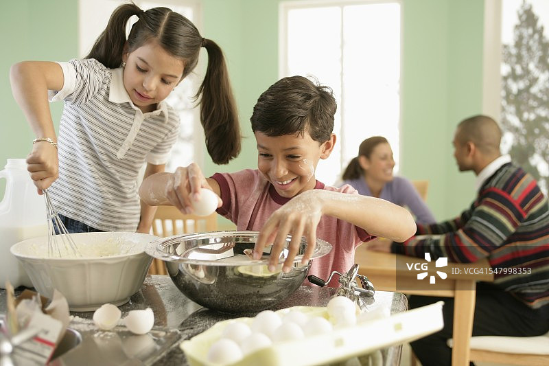 儿童烹饪成人交谈图片素材