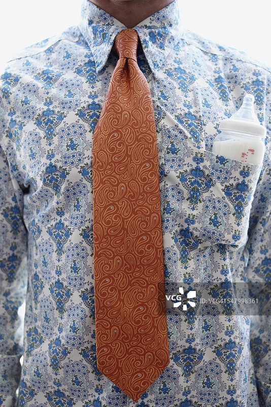 父亲口袋里装着奶瓶图片素材