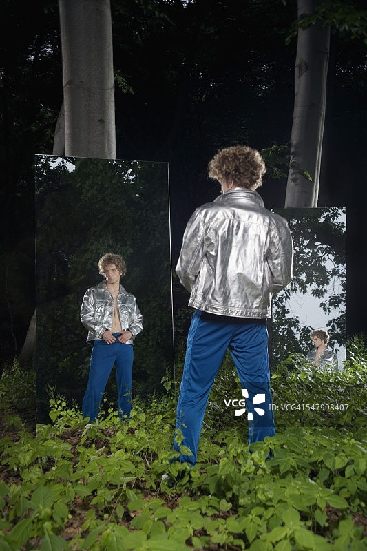 森林中的镜子男人图片素材