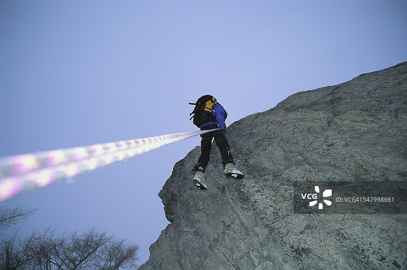 攀岩者绳索下降图片素材