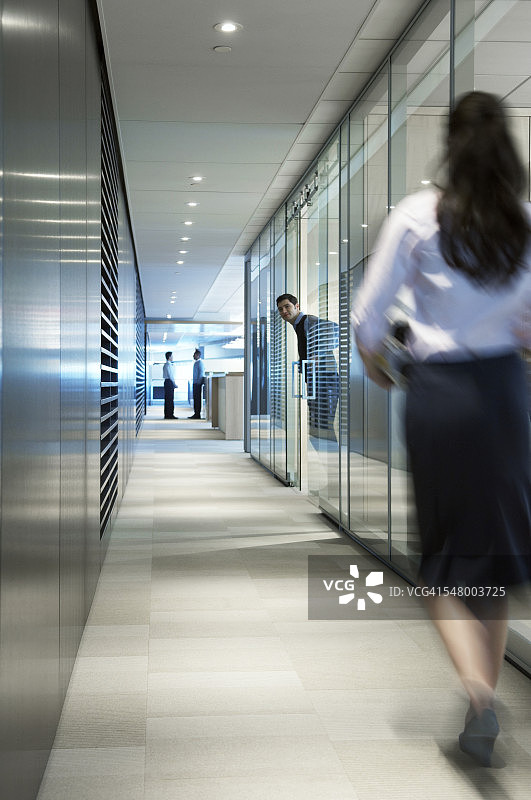 走廊里的商务人士图片素材