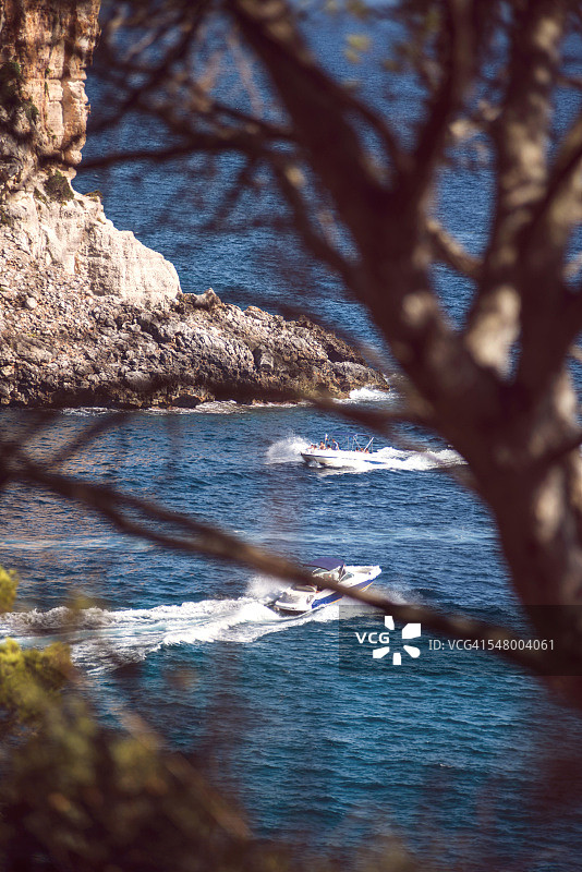 西班牙巴利阿里群岛梅诺卡岛Cala Galdana海湾和摩托艇景色图片素材
