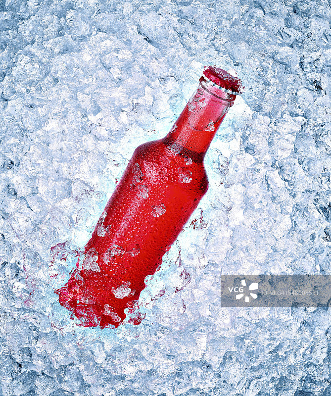 碎冰上的红色饮品玻璃瓶图片素材