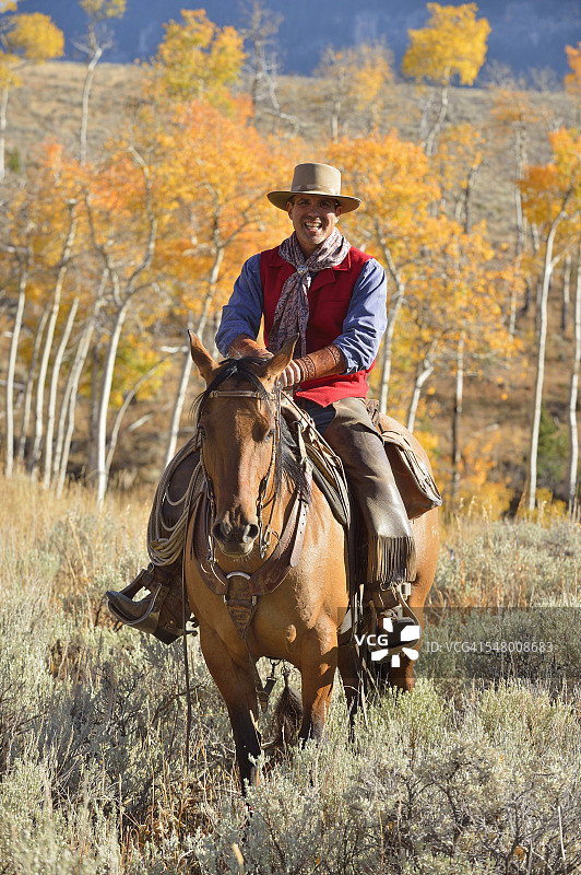 美国怀俄明州大角山脉秋季骑马牛仔图片素材