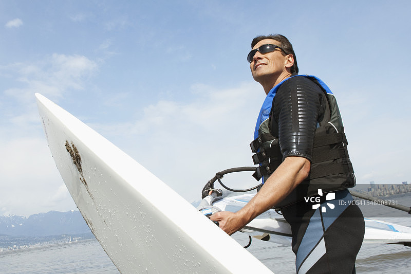 玩帆板的男人图片素材