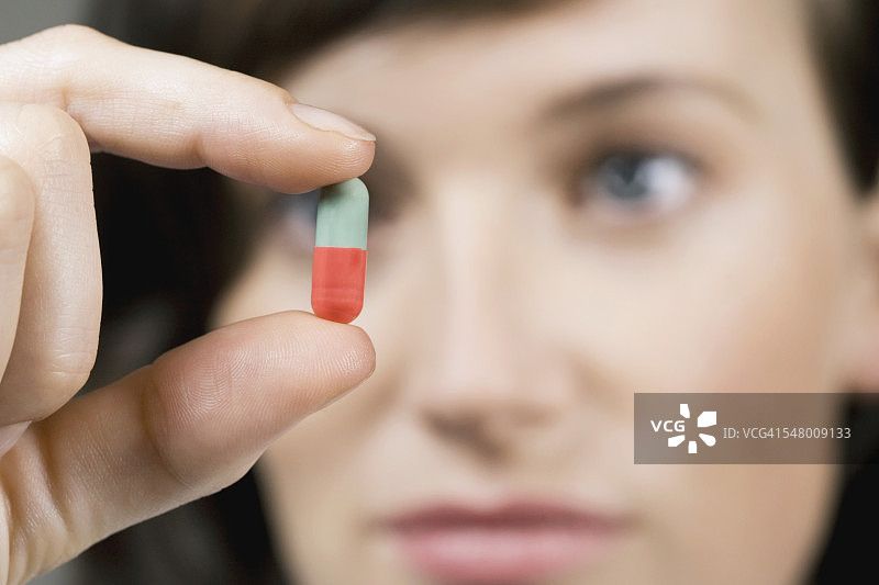 检查胶囊的女人图片素材