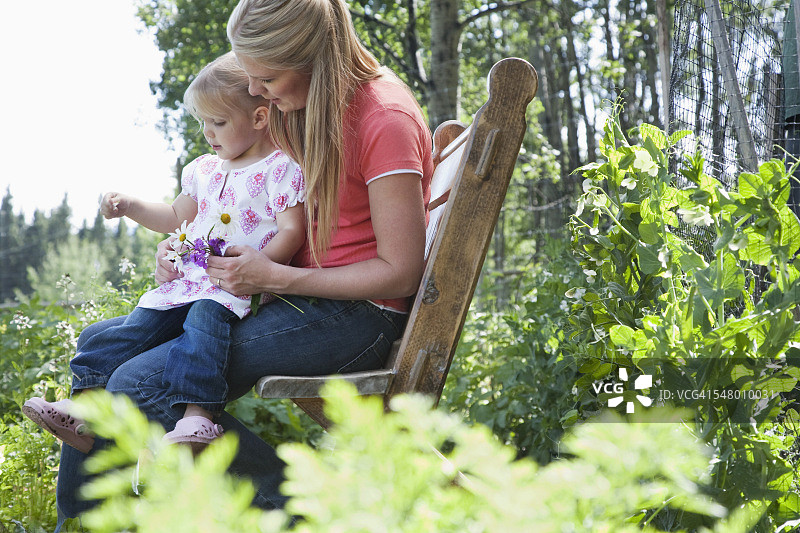 母亲与女儿共度时光图片素材