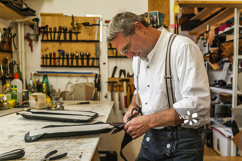 马鞍匠为马术治疗带粘合衬垫图片素材