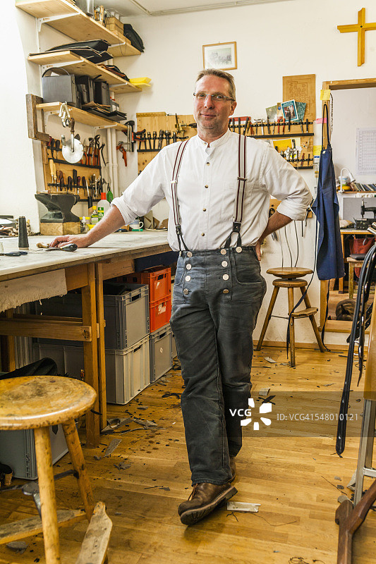 马鞍匠站在他的工作室里图片素材
