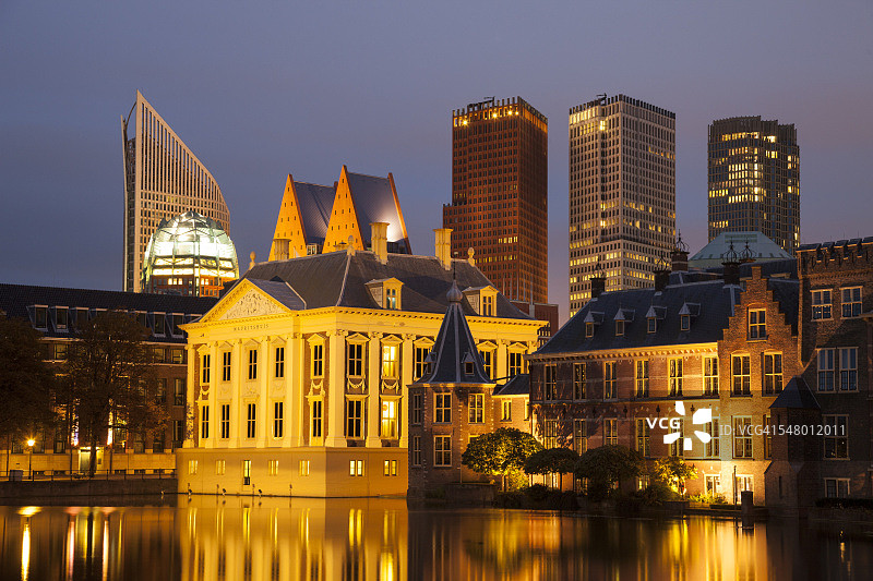 荷兰海牙宾嫩hof的夜景：高层建筑和莫瑞泰斯皇家美术馆图片素材