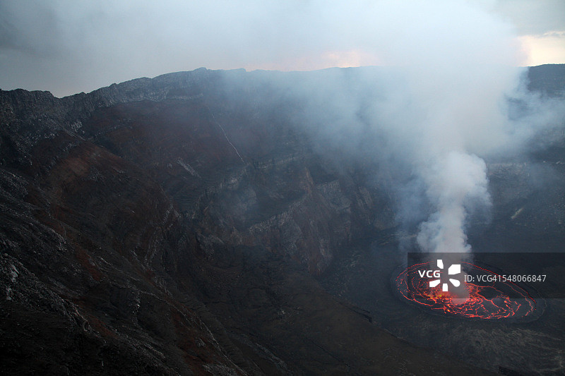 尼拉贡戈火山、火山口和熔岩湖图片素材