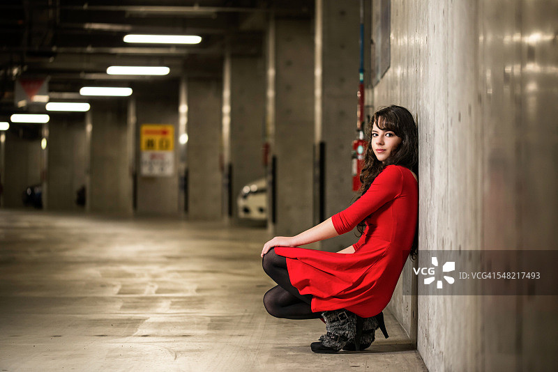 美丽的女人在停车场等待图片素材