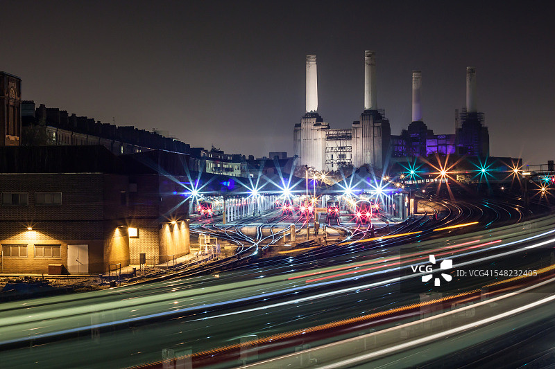 夜间巴特西发电站的火车图片素材
