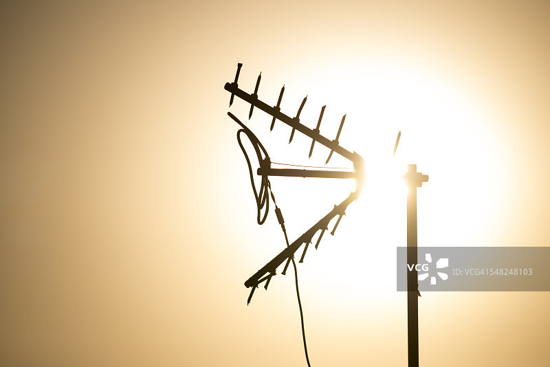 日落下的电视天线图片素材