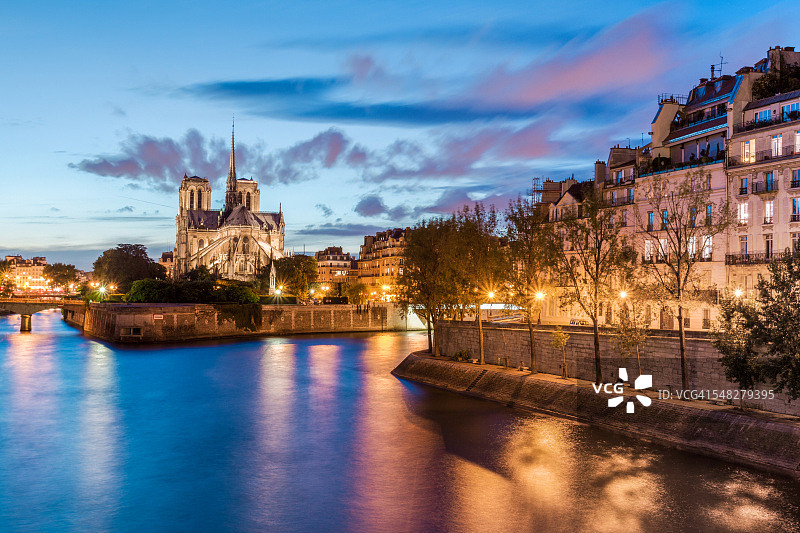 黄昏时分的巴黎圣母院和圣路易岛图片素材
