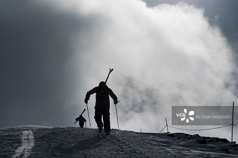 两名滑雪者徒步前往野外滑雪图片素材