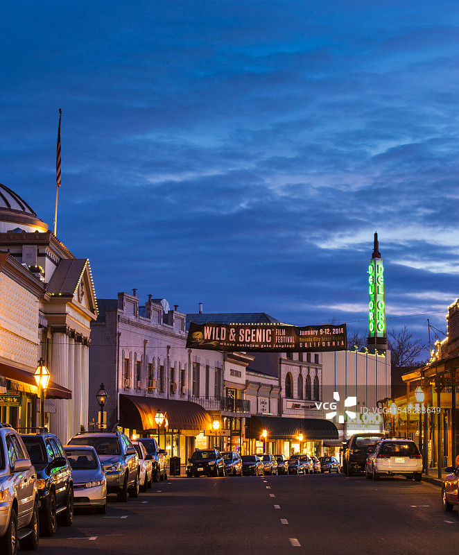 加利福尼亚州格拉斯谷的淘金小镇和德尔奥罗电影院夜景图片素材