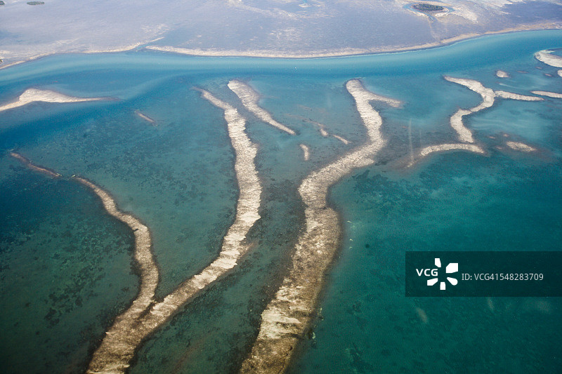 佛罗里达群岛蓝绿色水域的鸟瞰图图片素材