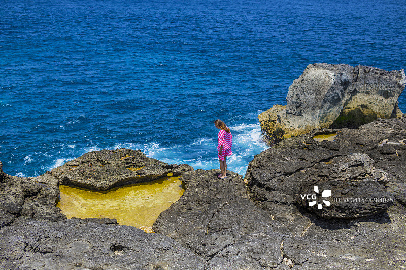 前往努沙蓝梦岛和努沙切宁安岛旅行，印度尼西亚图片素材