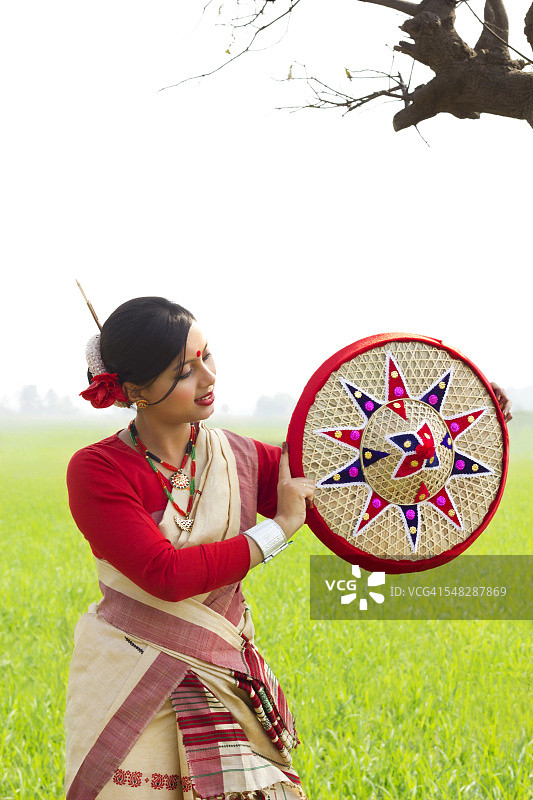 拿着遮阳帽的妇女图片素材