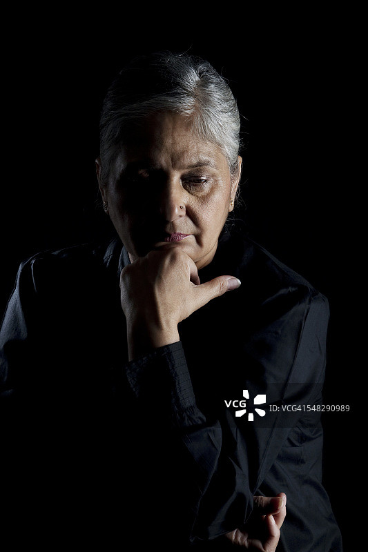 老年妇女肖像图片素材