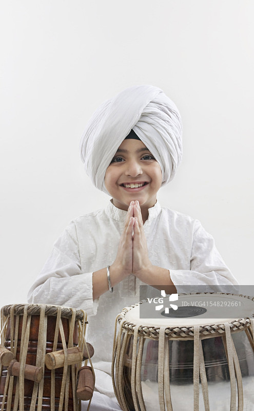 演奏塔布拉鼓的锡克族男孩图片素材