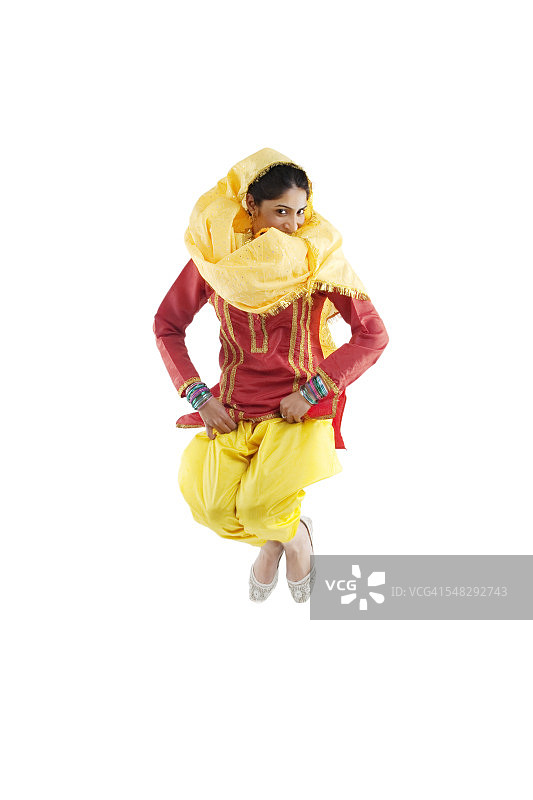 跳跃在空中的锡克族妇女图片素材
