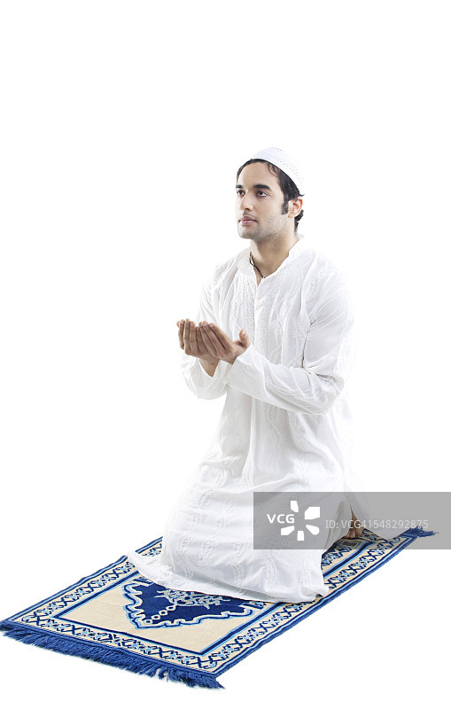 穆斯林男子做礼拜图片素材