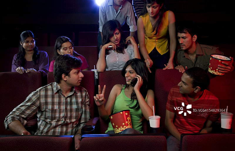 女孩在电影院里打电话图片素材