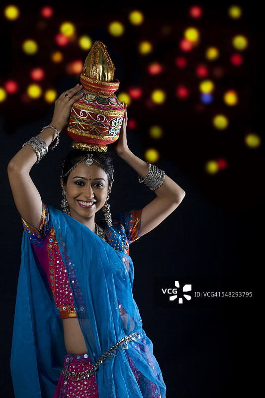 手捧卡拉什的古吉拉特邦女人图片素材