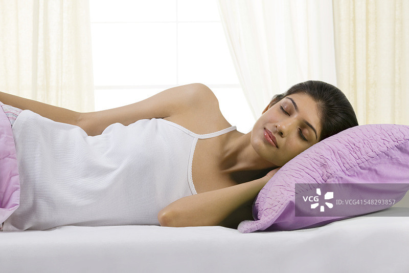 正在睡觉的年轻女孩图片素材