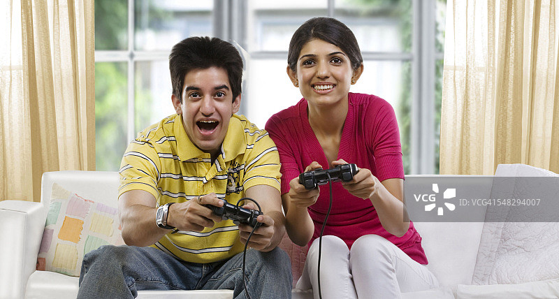 兄妹玩电子游戏图片素材