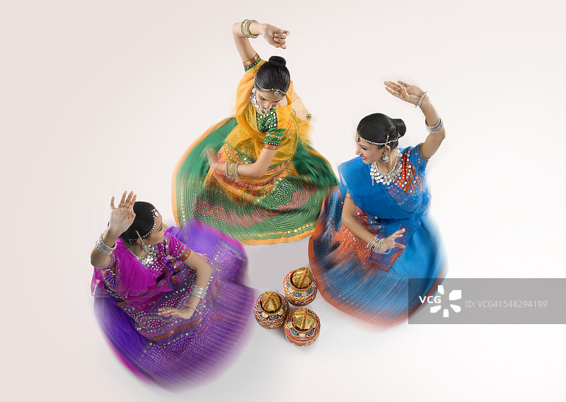 跳舞的古吉拉特邦妇女图片素材