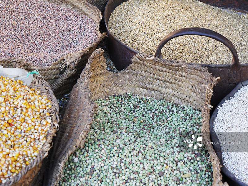 摩洛哥非斯街头市场的豆类和谷物特写图片素材