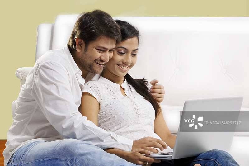 情侣一起使用笔记本电脑图片素材