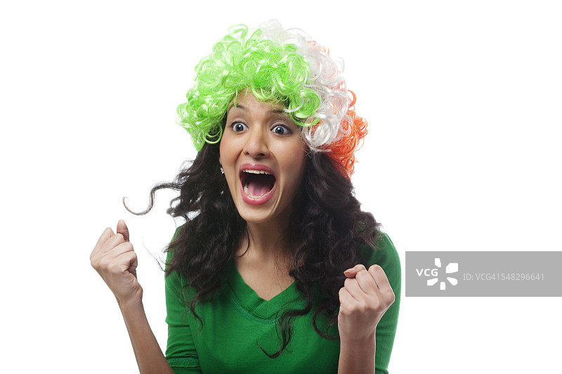 戴着假发欢呼的女孩图片素材