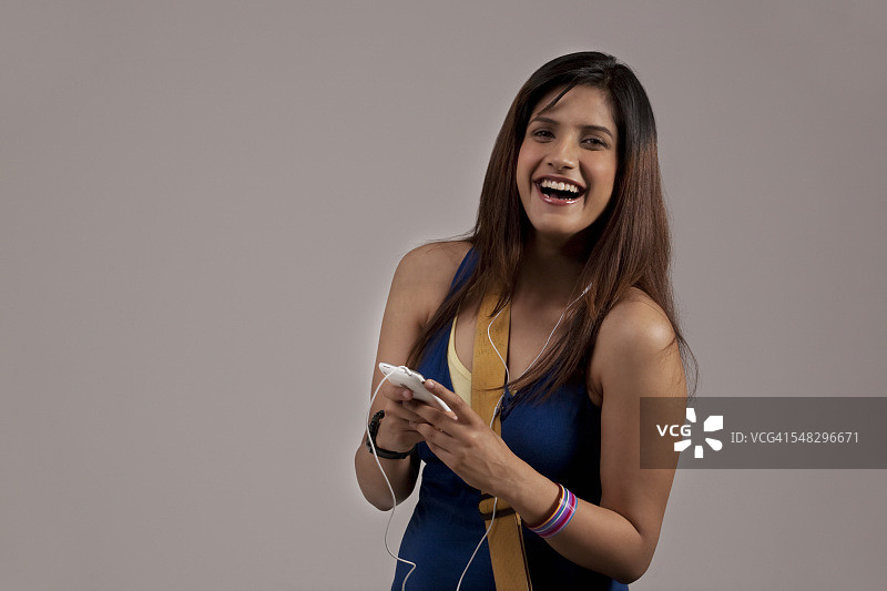 女人用手机听音乐图片素材