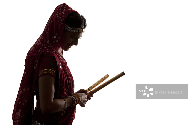 手持木棍的女性dandiya舞者图片素材