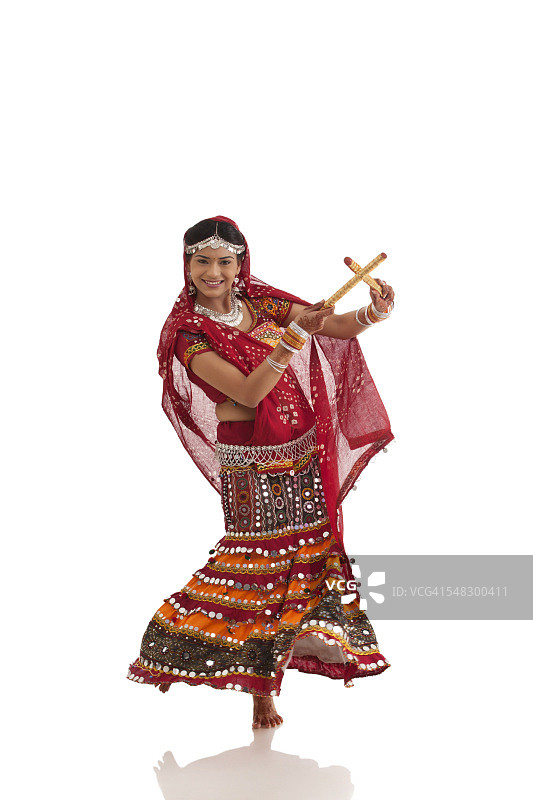 跳着棍舞的女子图片素材