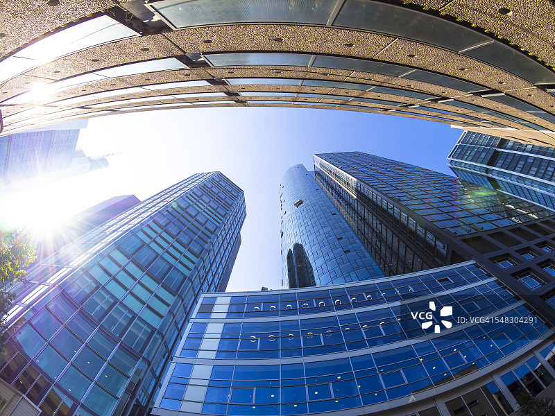 德国黑森州法兰克福： Commerzbank 和 Hessische Landesbank 逆光低角度景观图片素材