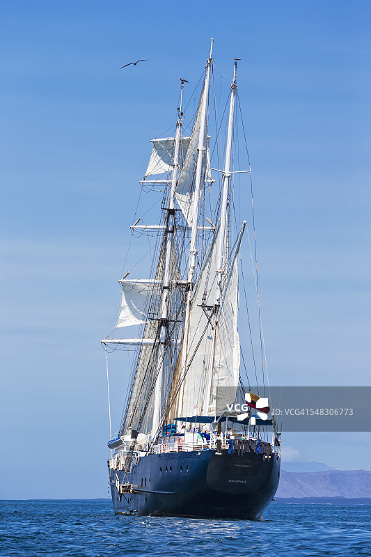 加拉帕戈斯群岛的帆船航行于太平洋上图片素材