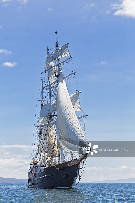加拉帕戈斯群岛的帆船航行于太平洋上图片素材