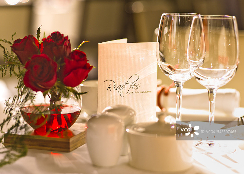 摩洛哥非斯里亚德酒店餐厅的餐桌图片素材