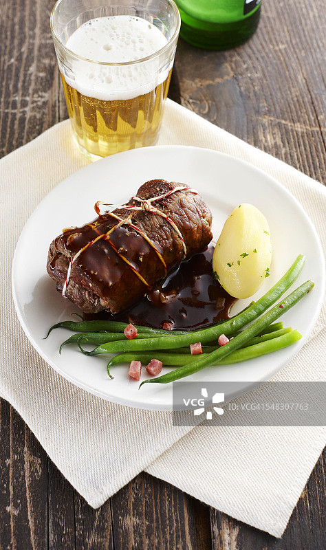 牛肉卷配青豆和煮土豆图片素材