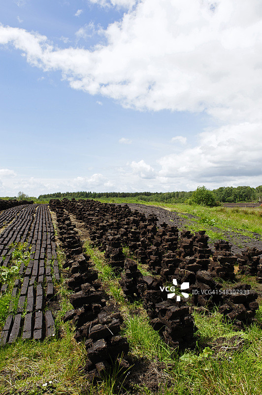 爱尔兰奥法利郡的泥炭切割场图片素材