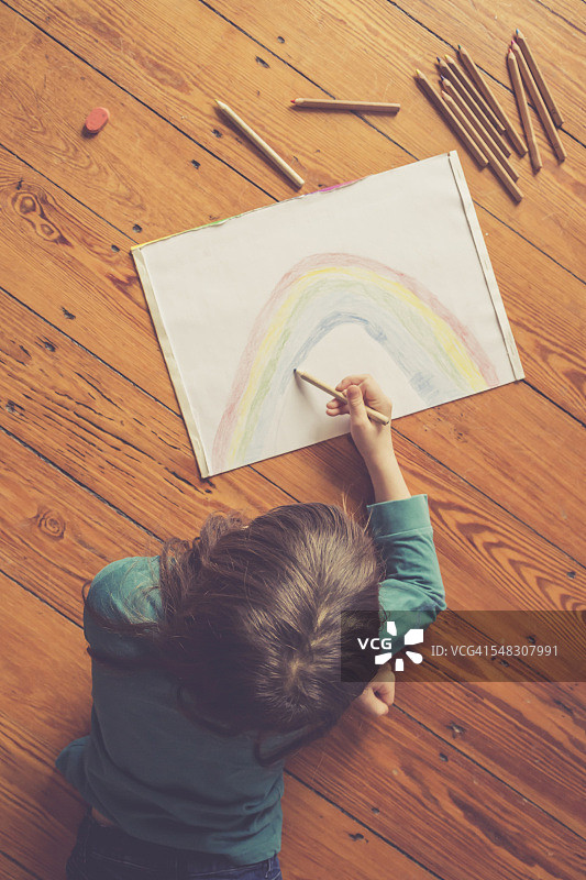 女孩在地板上画彩虹图片素材