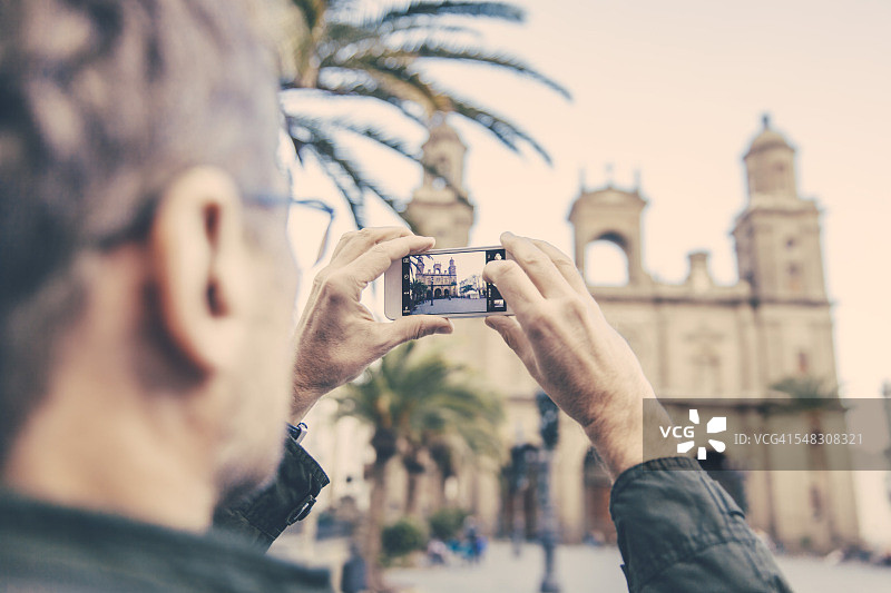 西班牙加那利群岛大加那利岛拉斯帕尔马斯：男子拍摄圣安娜大教堂图片素材