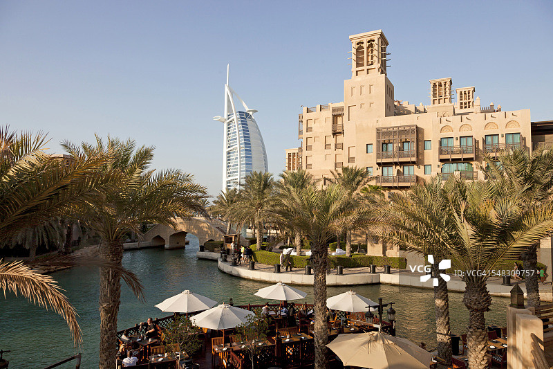 阿联酋迪拜阿拉伯塔酒店和卓美亚古城景观图片素材