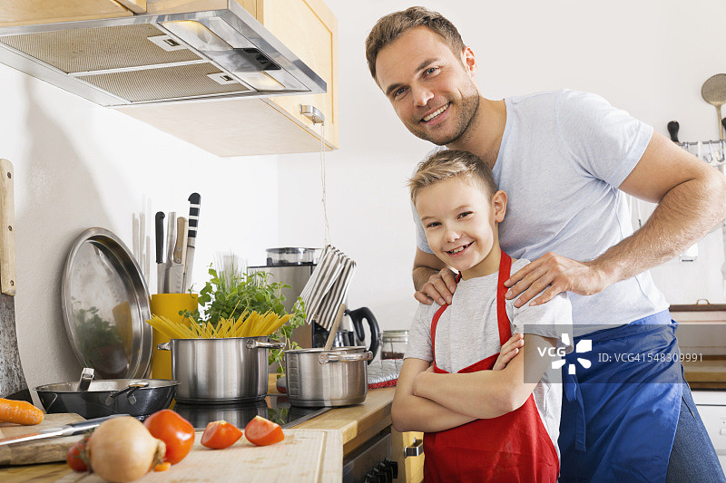 父亲和儿子在厨房里的肖像图片素材